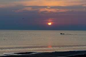 Fischerboot im Sonnenaufgang